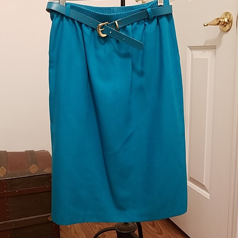 Skirt & Suit - Picture 3 of 4